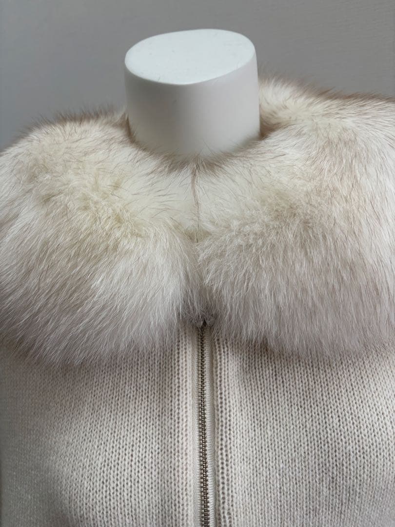 専用。Ｒｅｎｅルネ　サガフォックスファー付きケープ白カシミヤ6232050Ａ