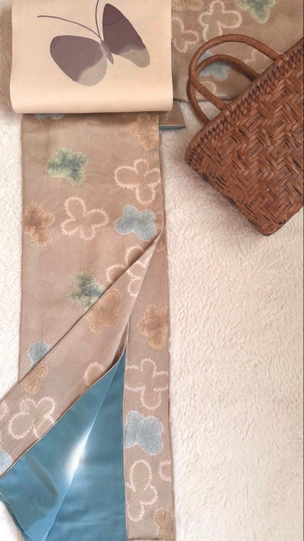 可愛いミルクティーにくすみ蝶々の小紋　正絹