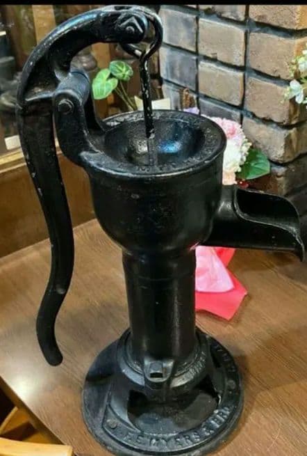 アンティーク鋳鉄ポンプ アメリカ国旗付き