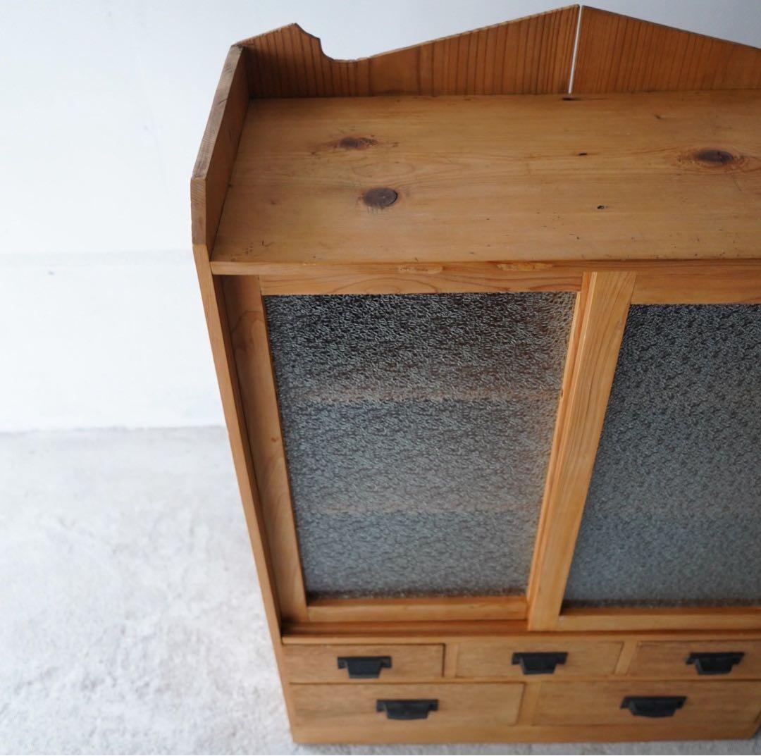 ダイヤガラスのキャビネット