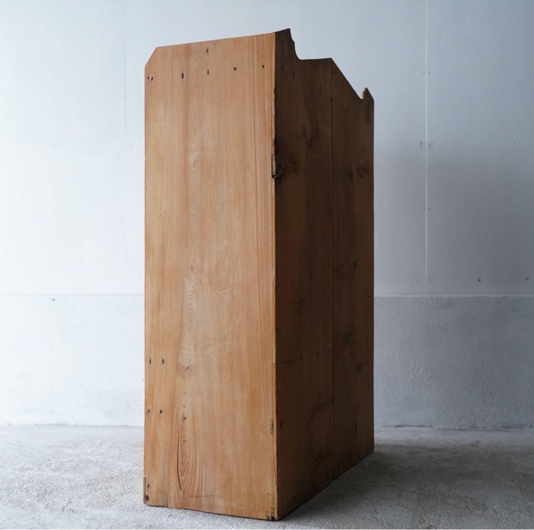 ダイヤガラスのキャビネット