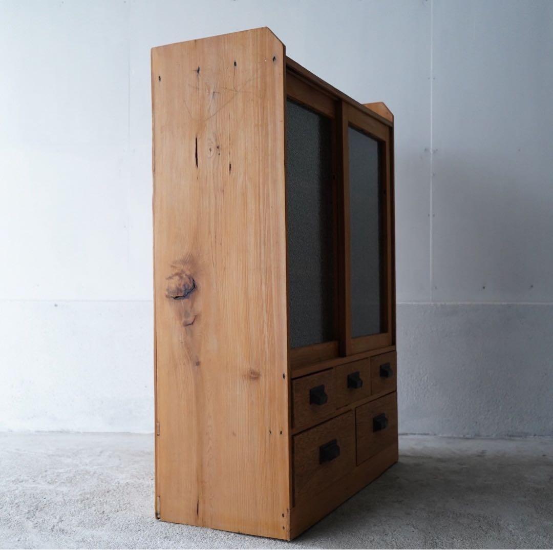 ダイヤガラスのキャビネット