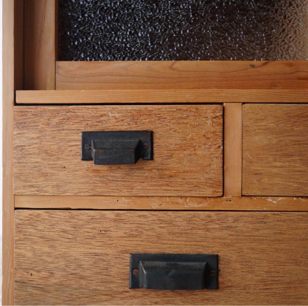 ダイヤガラスのキャビネット