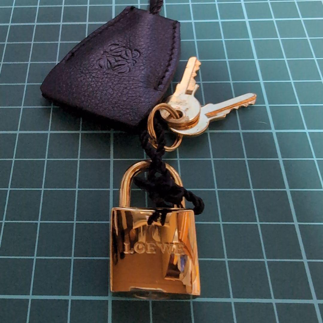 美品LOEWE ゴールド カデナ ネームタグ、クロシェット