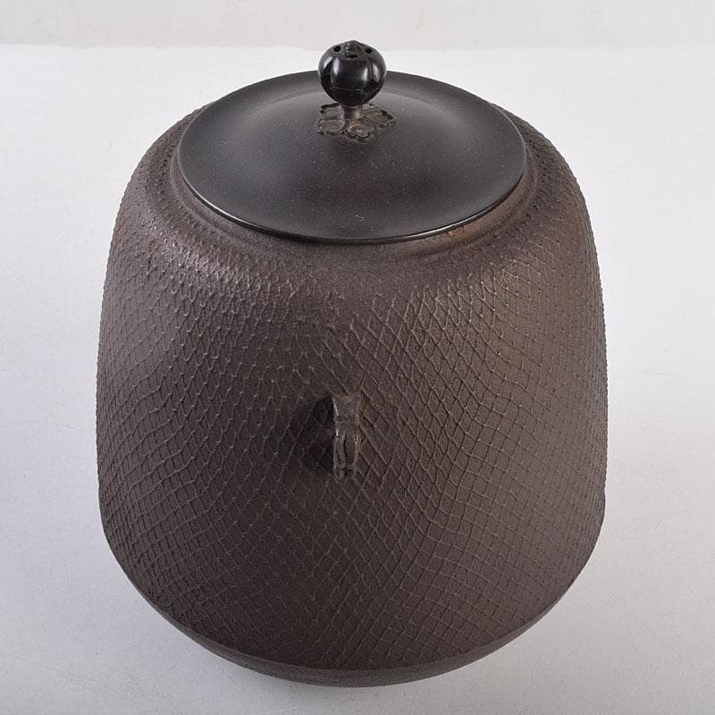 茶道具　釜師　畠春斎作　網地文　尻張釜　共布共箱　M　R9041B