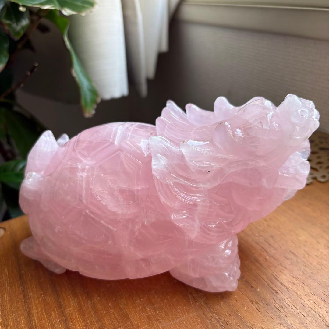 高品質 マダガスカル産ローズクォーツ 龍亀（ロングイ） 置物1.5kg