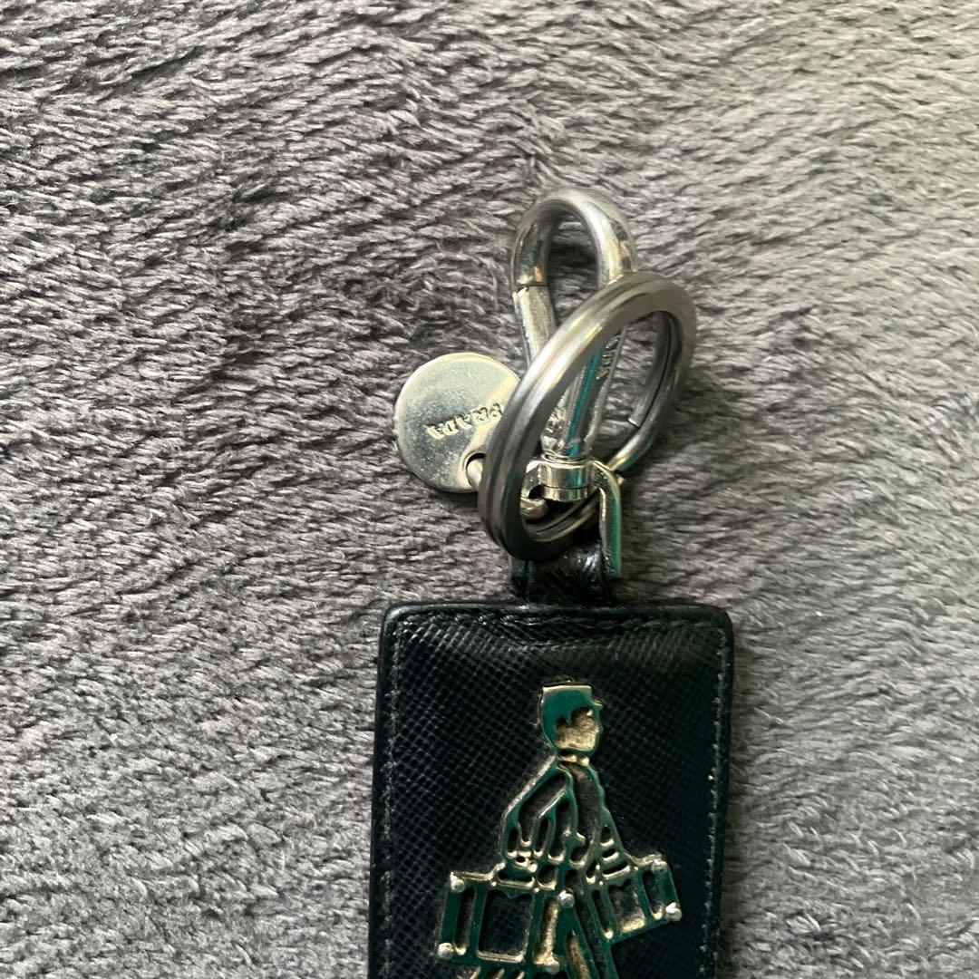 プラダ　キーホルダー　ポーター　ドアマン　ホテルマン　旅行　男　黒　ブラック