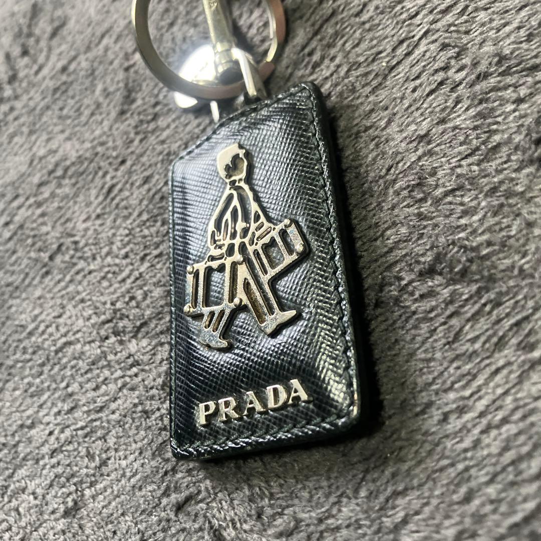 プラダ　キーホルダー　ポーター　ドアマン　ホテルマン　旅行　男　黒　ブラック