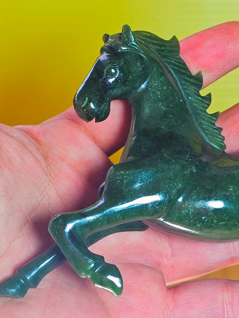 運気上昇‼️ネフライト(軟玉)の馬の置物と龍神勾玉ブレス