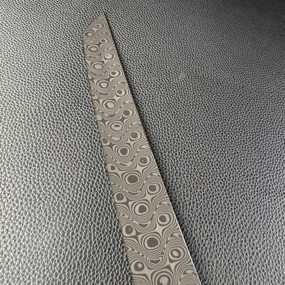 9697新品 ダマスカス 先丸包丁 尺一 海流紋 105層 黒檀黒水牛角八角柄