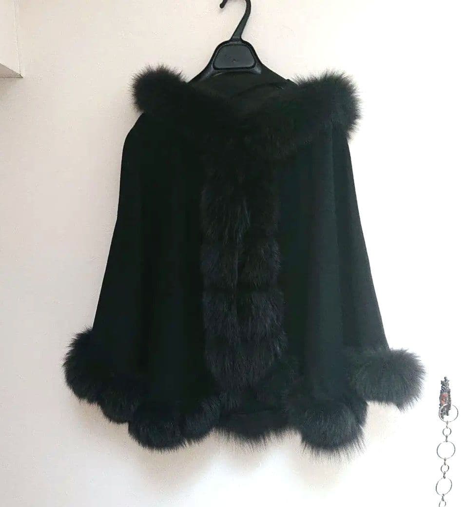 黒いフード付きファーケープコート