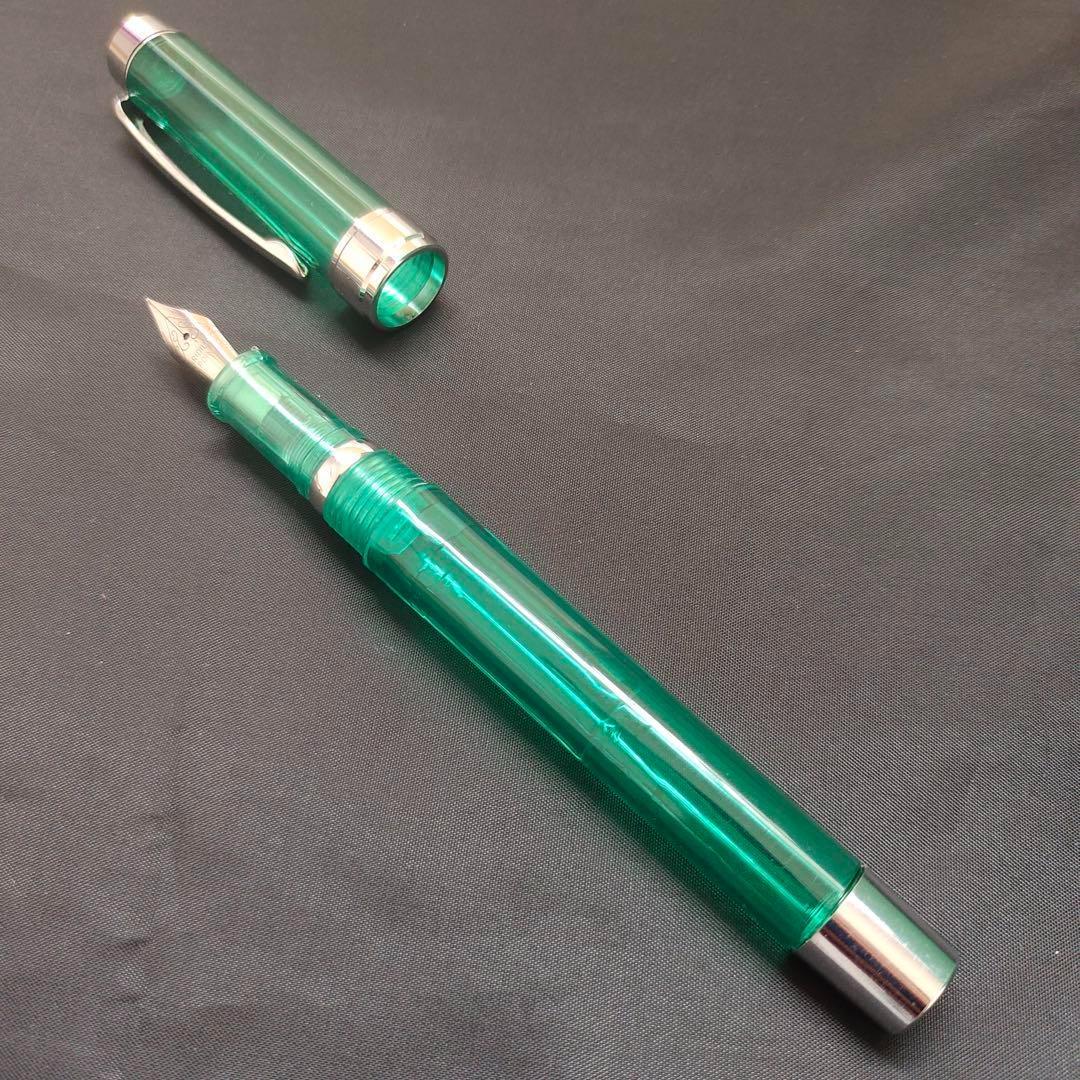 @透明な緑色の万年筆8