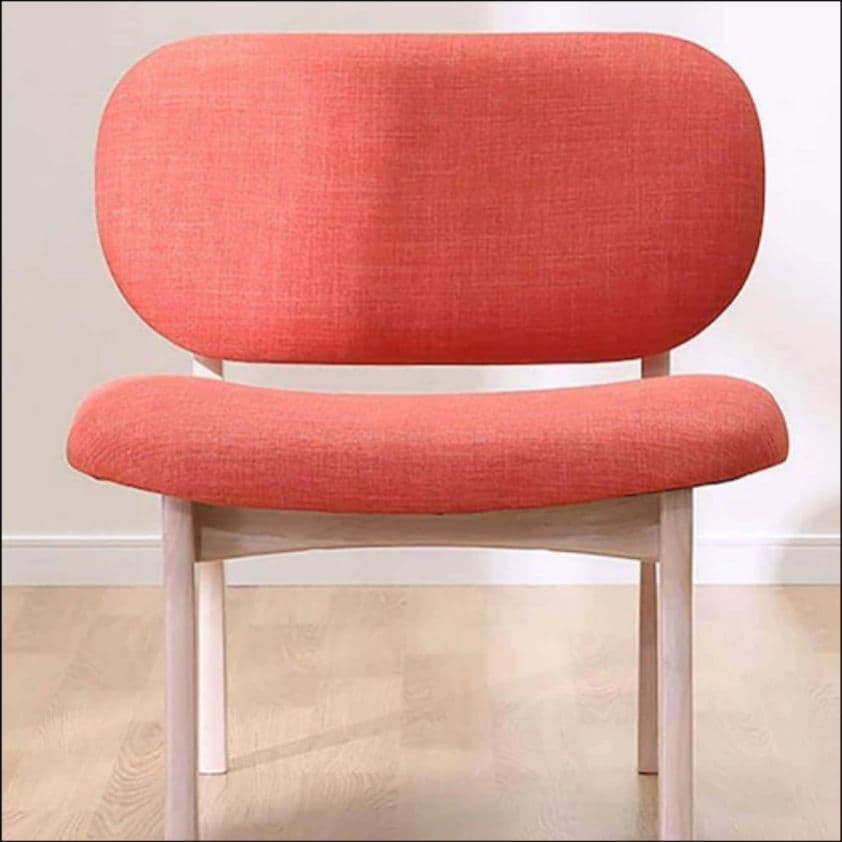 オレンジ色の1人掛けソファ