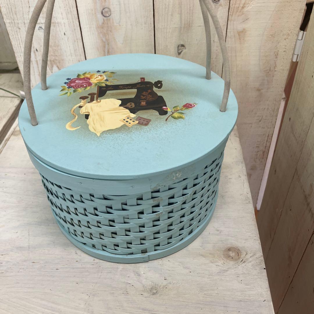 マニーグランシュマン　アンティークなソーイングバスケットミシンブルー