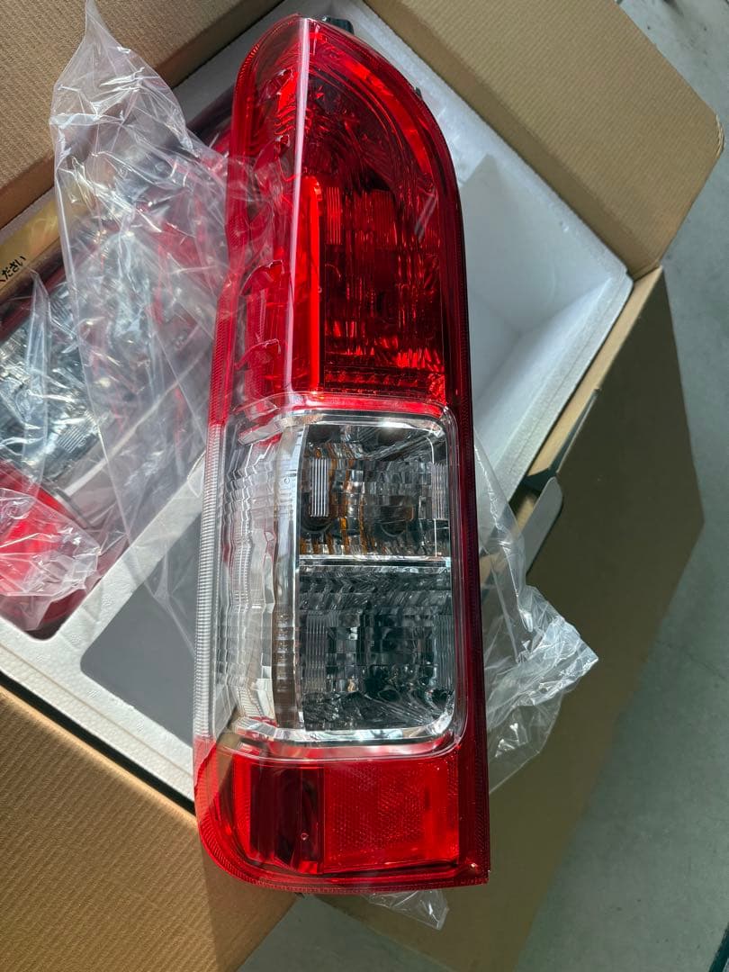 ハイエース　200系　8型　純正テールライト　左右