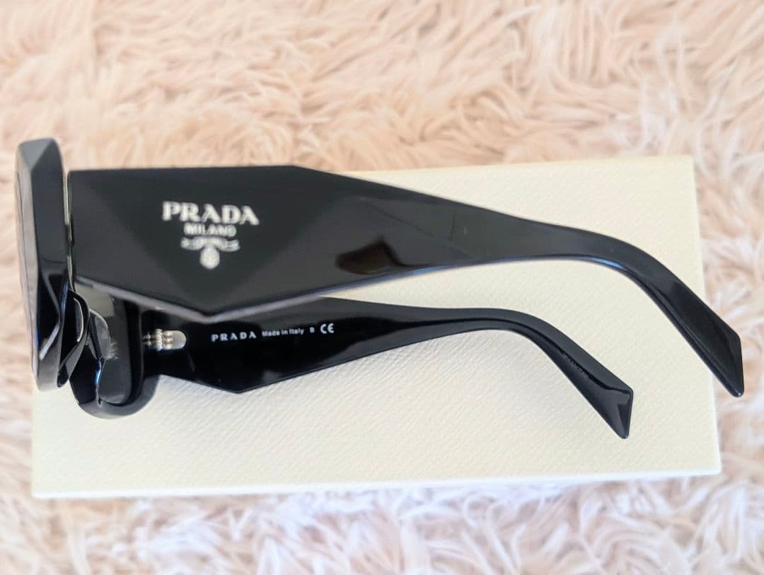 信 新品同様！PRADA プラダ シンボルサングラス