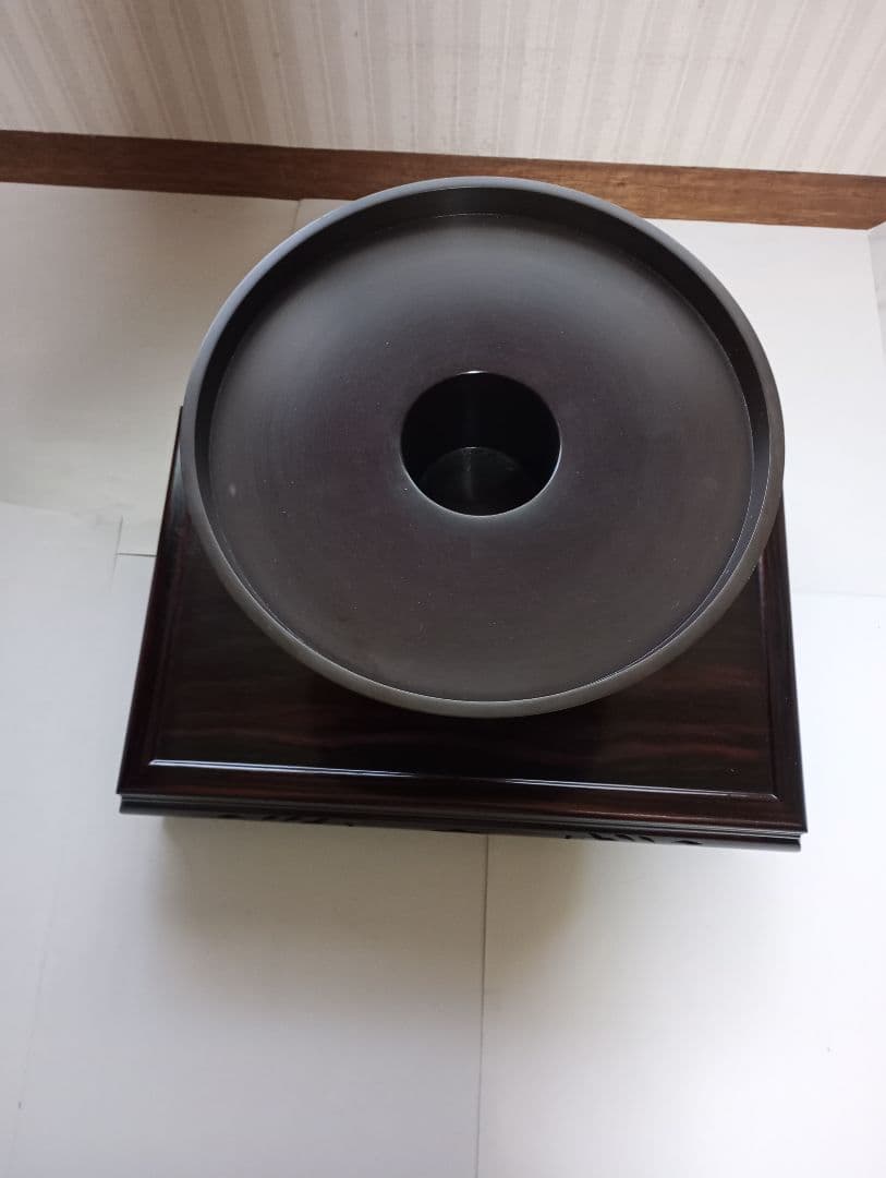 「唐銅 花器 薄端」＆「木製 花瓶台」2点セットです。