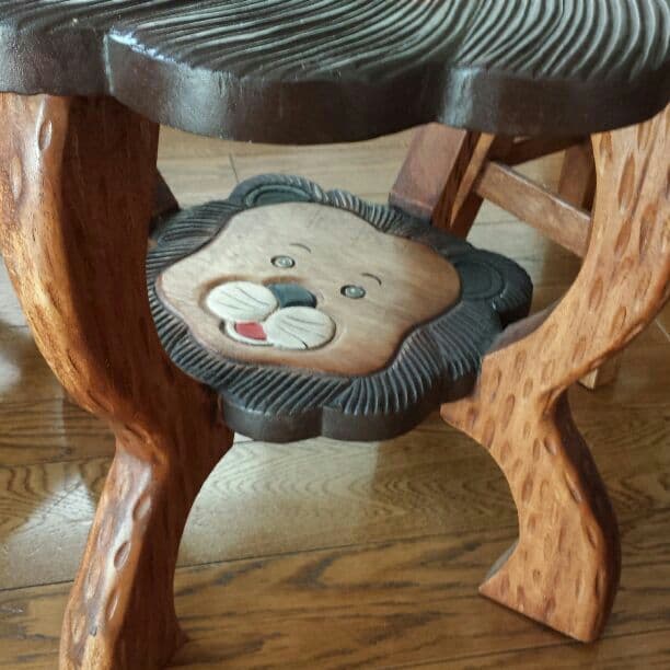 ライオン顔のテーブルと椅子のセット