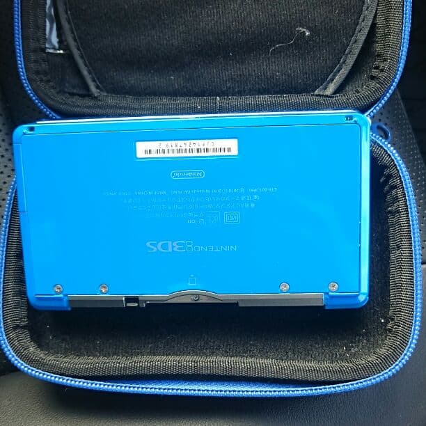 3DS本体。カセット。