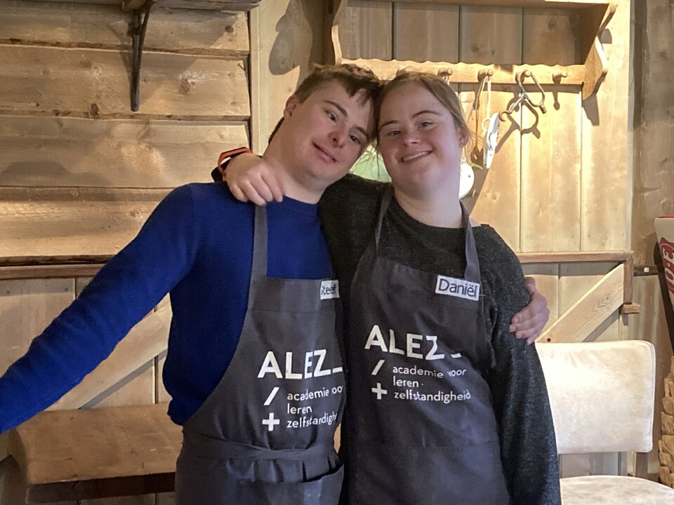 ALEZ Academie staat voor een leven lang leren. Doorleren met het doel zo zelfstandig mogelijk te worden, zodat je je plek in de maatschappij kunt innemen en zichtbaar mag zijn, je steentje mag bijdragen en gewaardeerd wordt om de bijdrage die je levert.