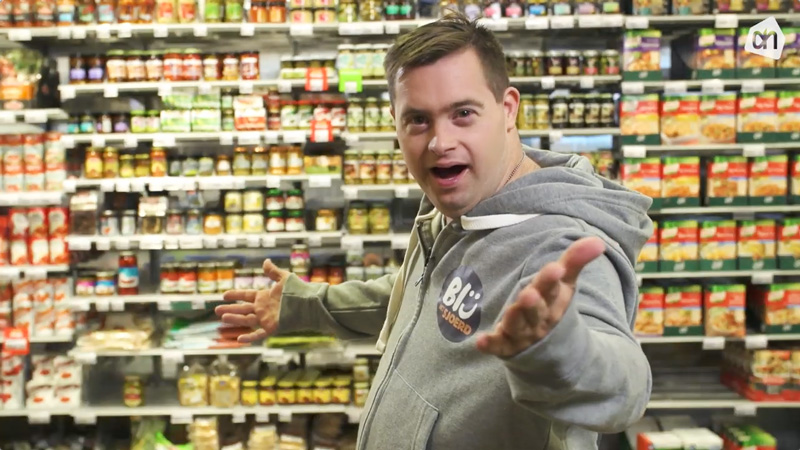 Vakkenvuller Sjoerd Fleur heeft downsyndroom en maakte een tijdje vlogs voor Albert Heijn. 'Blij met Sjoerd' werd een regelrechte hit. De vlogs telden soms wel 400.000 views per aflevering.