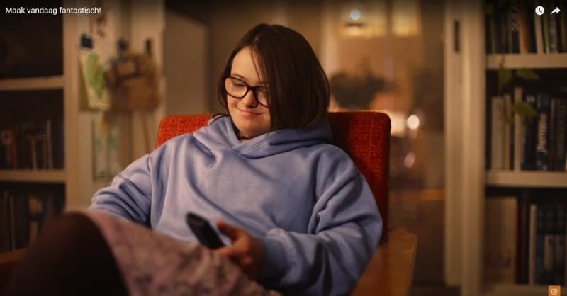 Vodafone Ziggo wil niet alleen in de organisatie, maar ook in hun reclame-uitingen iedereen laten meedoen. In de hocus-pocus reclame maakt Tess als oudere zus een grapje met haar vader. Dat ze toevallig downsyndroom heeft, doet er niet toe. En juist het feit dat het zo gewoon is, maakt dit zo sterk.