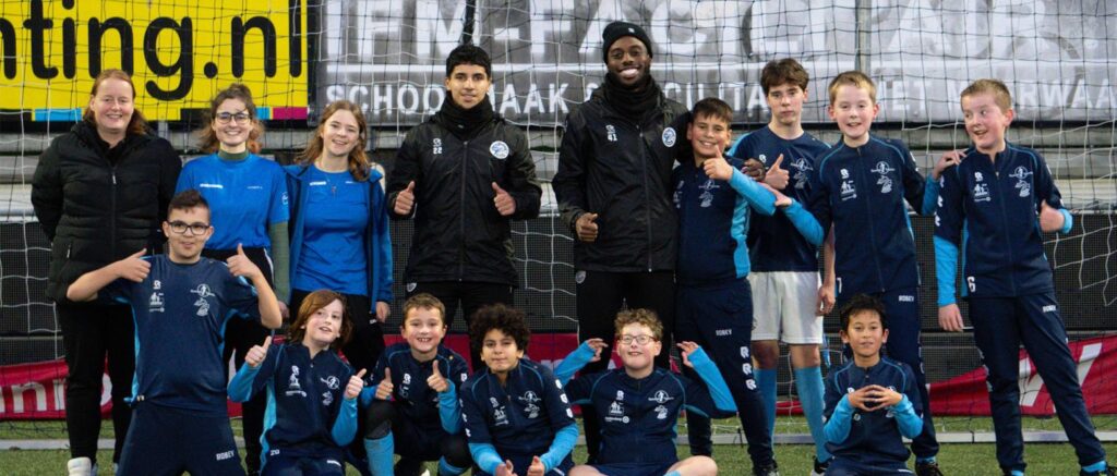 Special Talents in Den Bosch wil dat kinderen die behoefte hebben aan extra ondersteuning en niet terecht kunnen bij een andere voetbalclub, toch lekker kunnen voetballen. Dat dat in het stadion van FC Den Bosch mag, maakt het wel heel speciaal. Net als de studenten, die er elke week weer voor hen zijn.