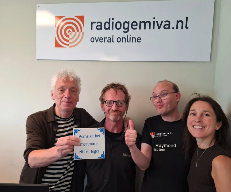 Bij Radio Gemiva kruipen mensen met een verstandelijke beperking zélf achter de microfoon. Ze maken hun eigen programma’s, bespreken het nieuws en interviewen studiogasten uit de samenleving. De uitzendingen zijn te beluisteren via de eigen online kanalen, Spotify én hebben een vaste plek in de programmering van omroepen Sleutelstad (Leiden) en Gouwestad (Gouda). Zo draagt Radio Gemiva bij aan een inclusief medialandschap.