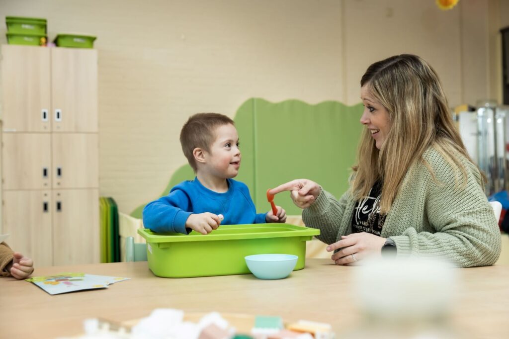 Stichting Liz in Nijmegen brengt kinderen met een ernstige beperking en hun leeftijdsgenoten letterlijk samen onder één dak. In hun groepen binnen reguliere scholen draait alles om meedoen, ontmoeten en ontwikkelen – gewoon, midden in de maatschappij. En daar wordt iedereen beter van.