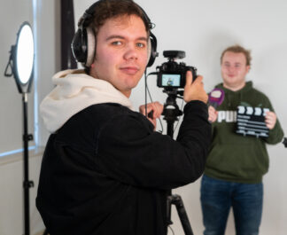 Mo is een online platform vóór en dóór mensen met een verstandelijke beperking. Met begrijpelijke video’s, verhalen en interactieve content over thema’s die ertoe doen: van verkiezingen tot verliefdheid. Bij Mo draait het om meedoen, eigen regie en verbinding. Online én offline.