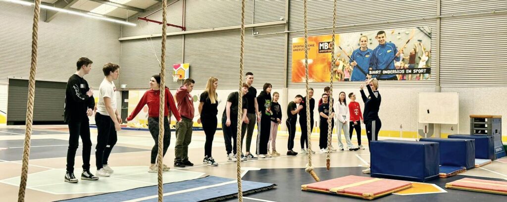 Bij Paratus Plus College in Amersfoort draait alles om ontmoeten, ontdekken en ontwikkelen. Jongeren met een verstandelijke beperking die zijn uitgestroomd uit het praktijkonderwijs of voortgezet speciaal onderwijs, krijgen hier de kans om door te leren én zich breed te ontwikkelen. Midden in de samenleving.