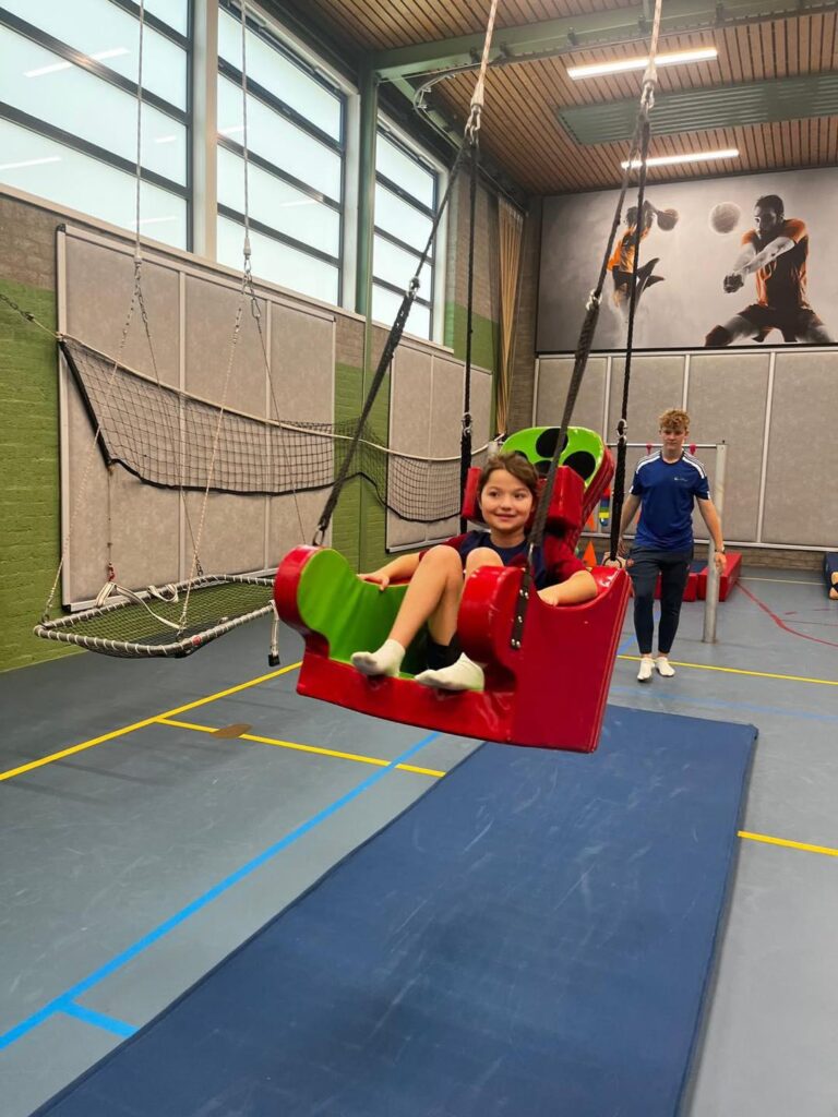 Stichting Liz in Nijmegen brengt kinderen met een ernstige beperking en hun leeftijdsgenoten letterlijk samen onder één dak. In hun groepen binnen reguliere scholen draait alles om meedoen, ontmoeten en ontwikkelen – gewoon, midden in de maatschappij. En daar wordt iedereen beter van.
