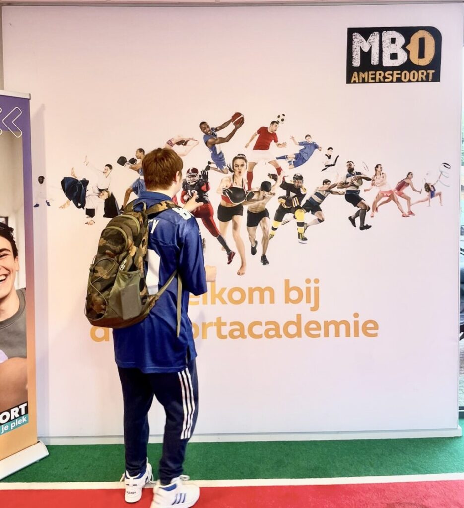 Bij Paratus Plus College in Amersfoort draait alles om ontmoeten, ontdekken en ontwikkelen. Jongeren met een verstandelijke beperking die zijn uitgestroomd uit het praktijkonderwijs of voortgezet speciaal onderwijs, krijgen hier de kans om door te leren én zich breed te ontwikkelen. Midden in de samenleving.