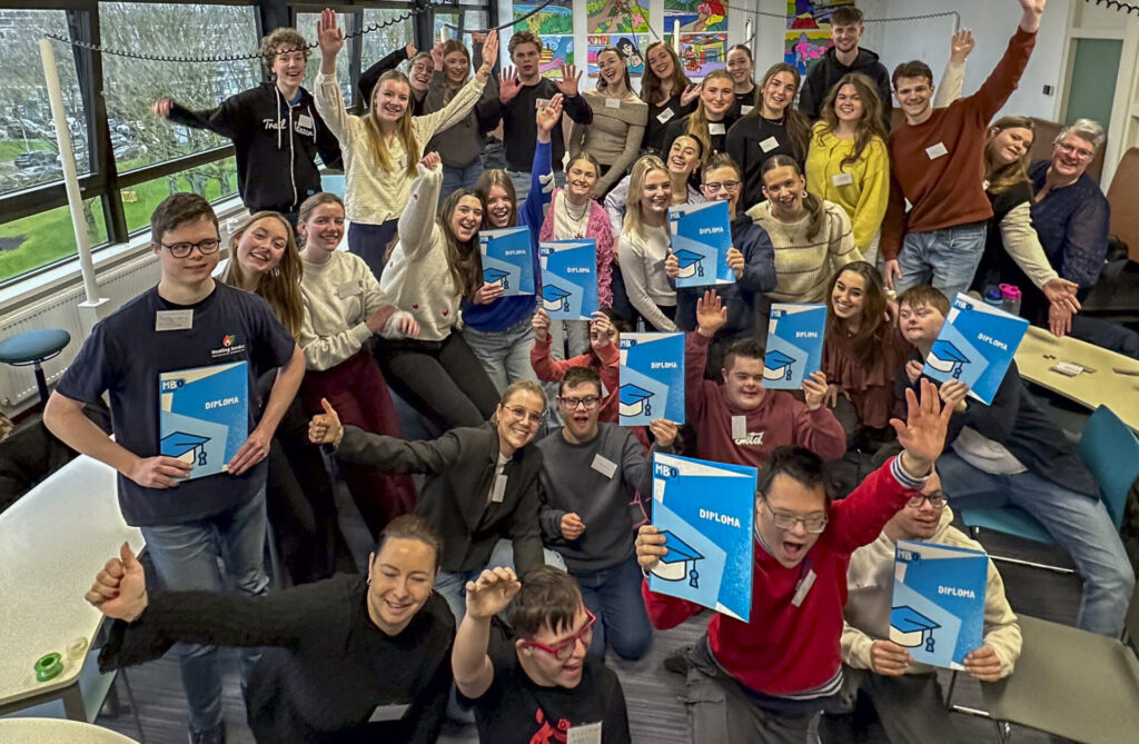 Bij Paratus Plus College in Amersfoort draait alles om ontmoeten, ontdekken en ontwikkelen. Jongeren met een verstandelijke beperking die zijn uitgestroomd uit het praktijkonderwijs of voortgezet speciaal onderwijs, krijgen hier de kans om door te leren én zich breed te ontwikkelen. Midden in de samenleving.